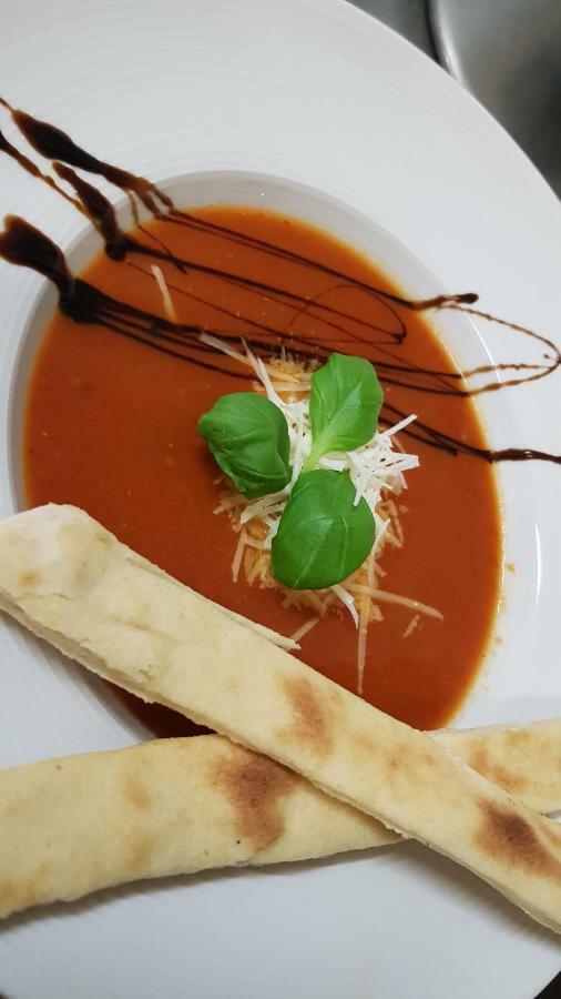 Pizzeria Alzbetka Hotel Strecno Ngoại thất bức ảnh