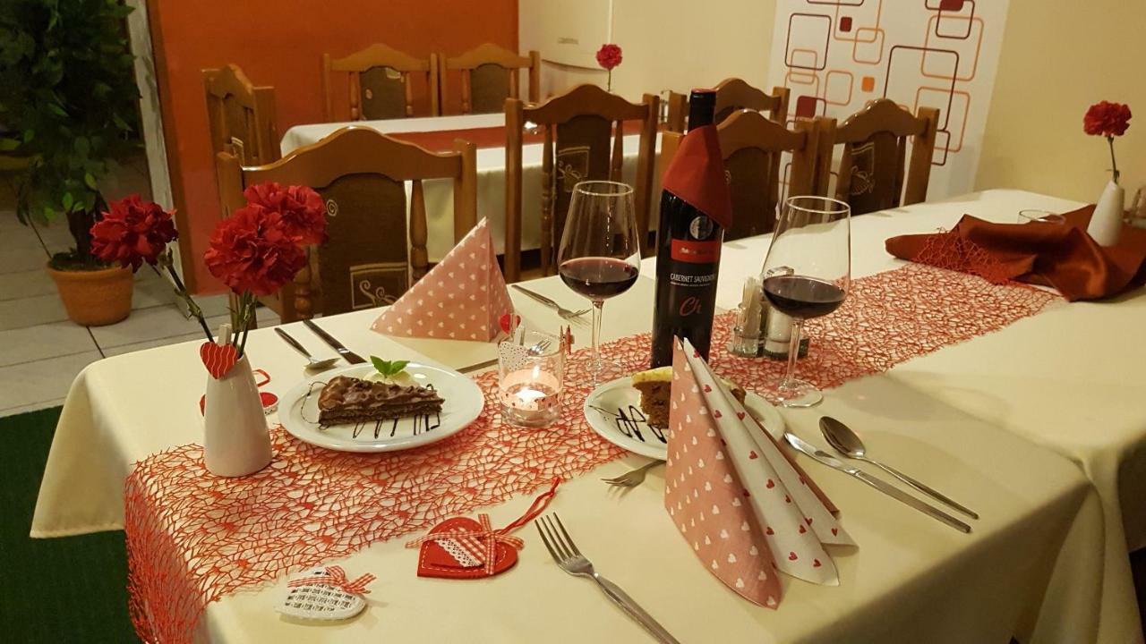 Pizzeria Alzbetka Hotel Strecno Ngoại thất bức ảnh