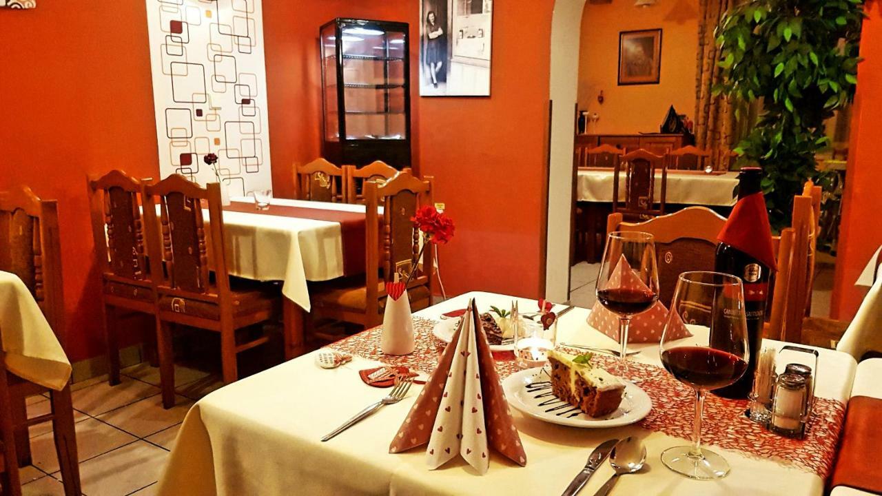 Pizzeria Alzbetka Hotel Strecno Ngoại thất bức ảnh
