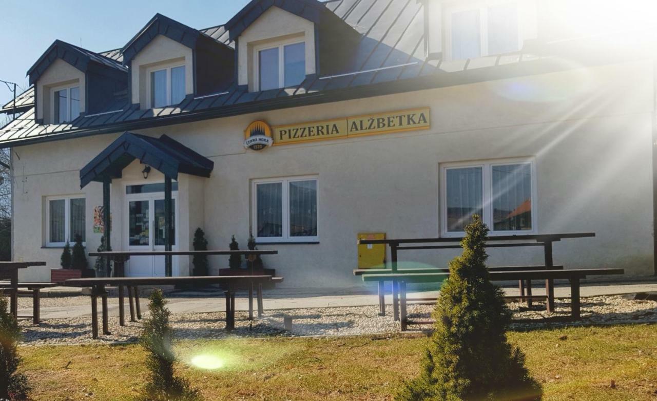 Pizzeria Alzbetka Hotel Strecno Ngoại thất bức ảnh