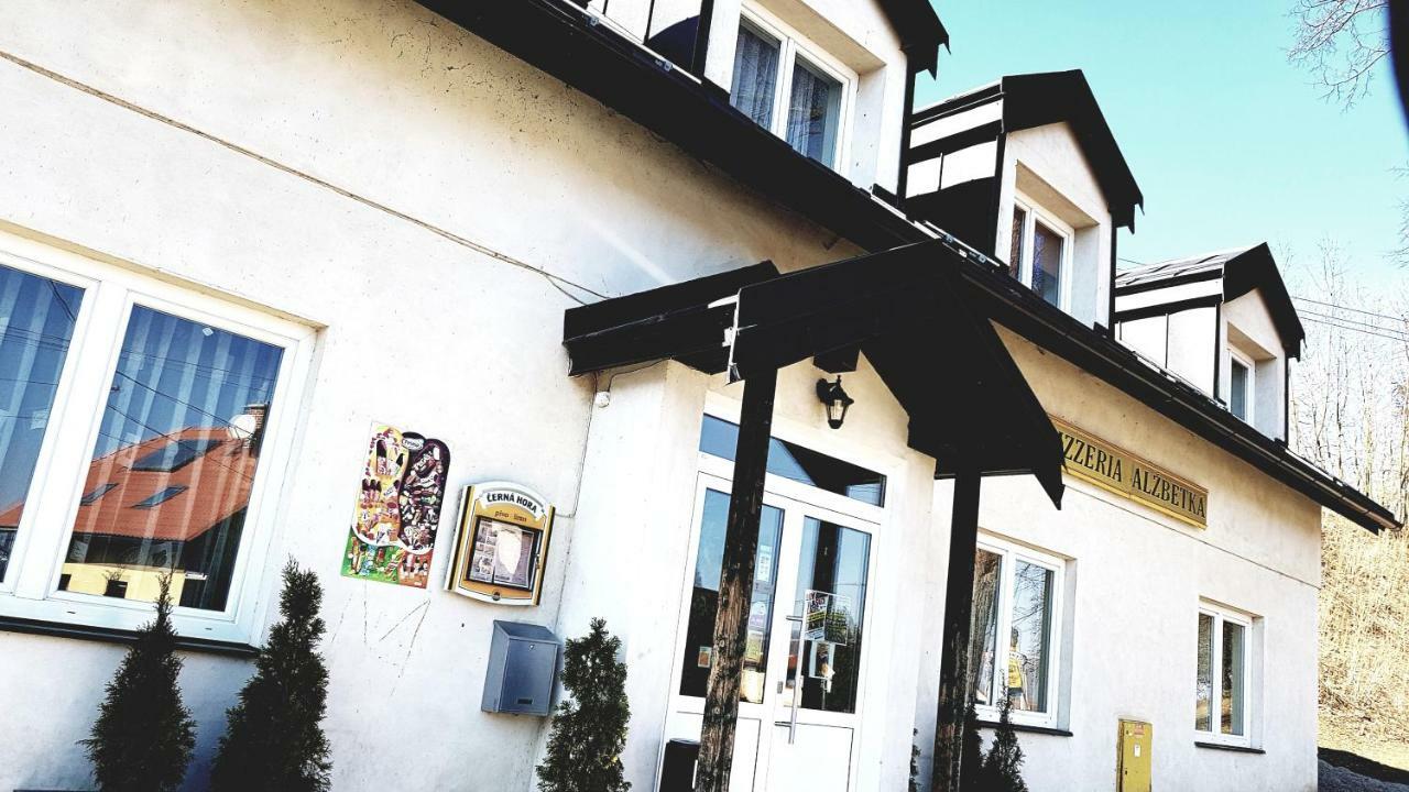 Pizzeria Alzbetka Hotel Strecno Ngoại thất bức ảnh