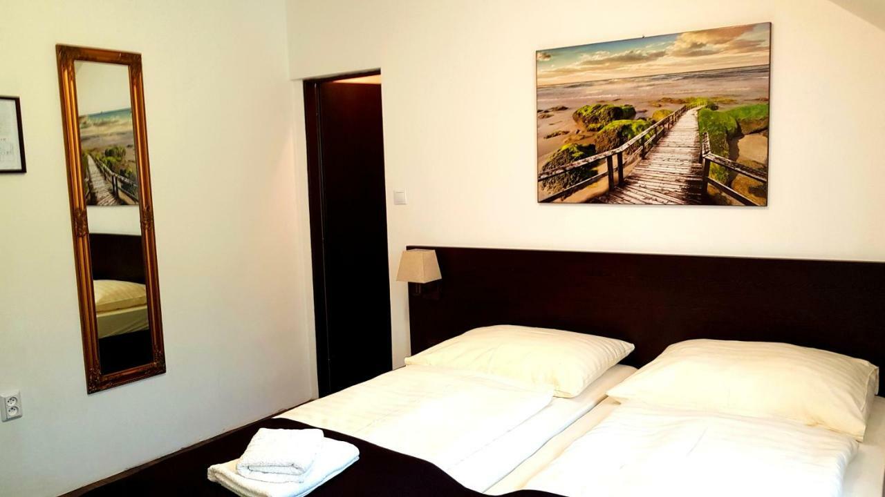 Pizzeria Alzbetka Hotel Strecno Ngoại thất bức ảnh