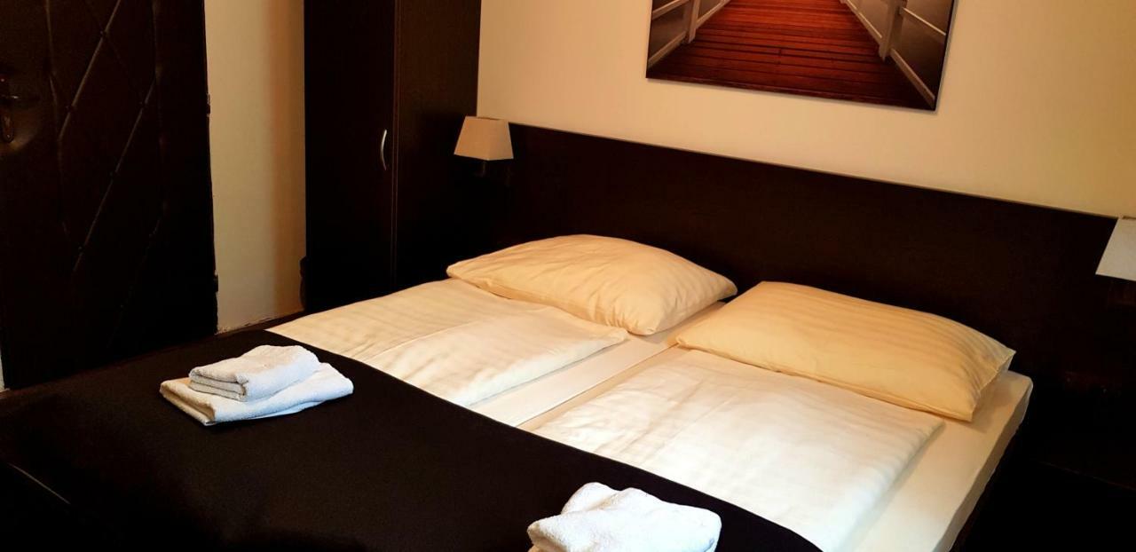 Pizzeria Alzbetka Hotel Strecno Ngoại thất bức ảnh