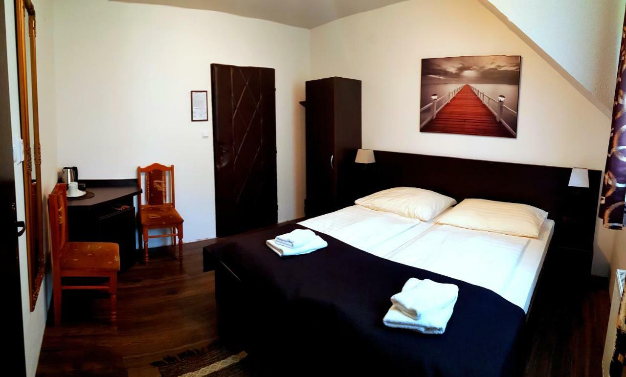 Pizzeria Alzbetka Hotel Strecno Ngoại thất bức ảnh