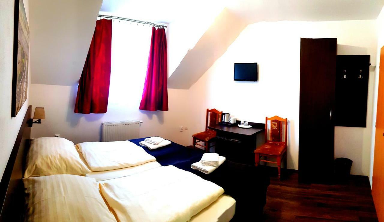 Pizzeria Alzbetka Hotel Strecno Ngoại thất bức ảnh
