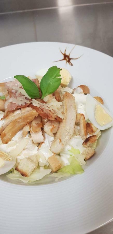 Pizzeria Alzbetka Hotel Strecno Ngoại thất bức ảnh