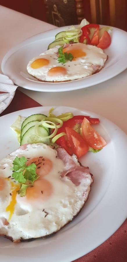 Pizzeria Alzbetka Hotel Strecno Ngoại thất bức ảnh