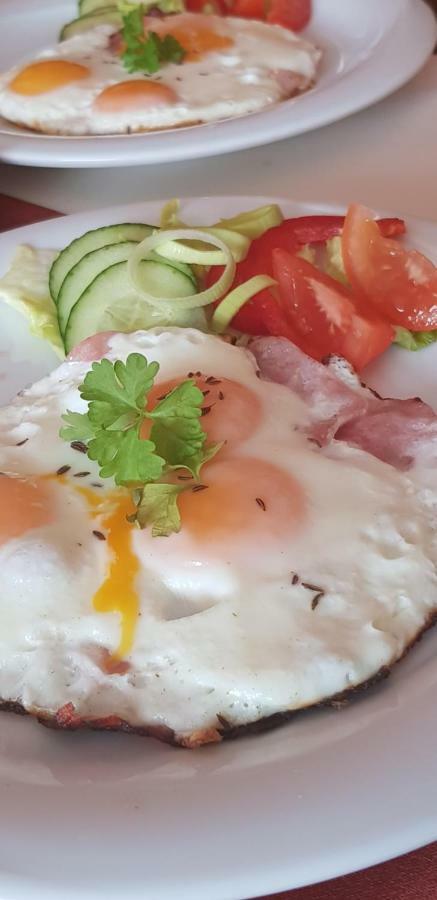 Pizzeria Alzbetka Hotel Strecno Ngoại thất bức ảnh