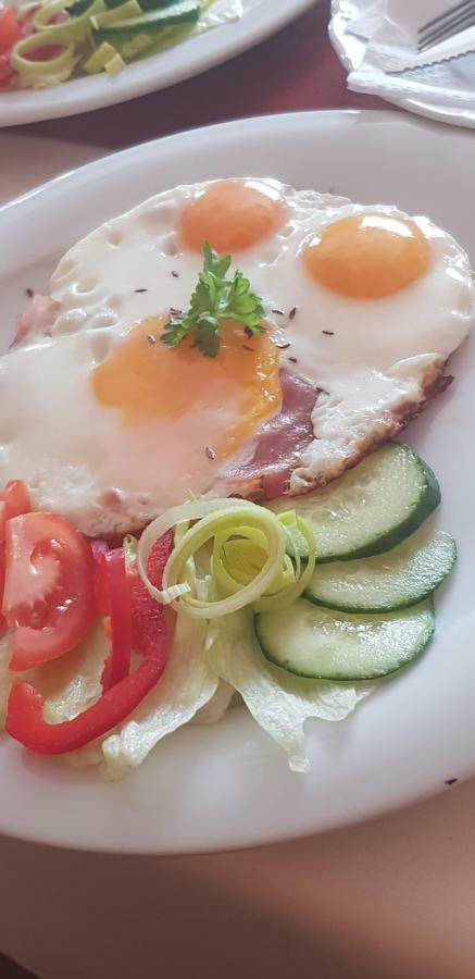 Pizzeria Alzbetka Hotel Strecno Ngoại thất bức ảnh