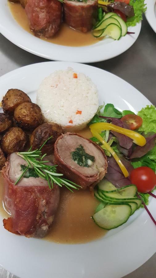 Pizzeria Alzbetka Hotel Strecno Ngoại thất bức ảnh