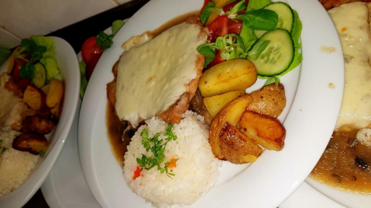 Pizzeria Alzbetka Hotel Strecno Ngoại thất bức ảnh